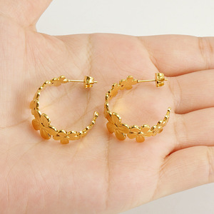 Zogxin Huggie Earrings Gold Daisy Flower Geometric Design Stud Earrings For Women Fashion Jewelry - Product Image 4