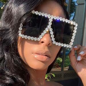 Lunettes de soleil carrées surdimensionnées en cristal avec logo personnalisé, grandes lunettes de soleil ornées de strass, lunettes de soleil surdimensionnées pour femmes, lunettes de soleil en diamant - Product Image 3