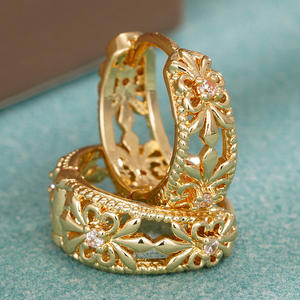 Orecchini a Cerchio E4486 in Oro per Donna, Design Classico a Fiore con Cristalli e Strass, per Uso Quotidiano - Product Image 5