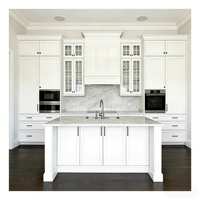 Ensemble d'armoires de cuisine blanches de style Shaker sur mesure du Vermont, en bois massif, peinture mate, style moderne, avec porte en verre fermée