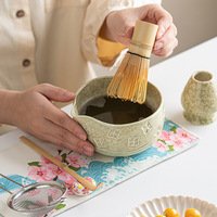 Ensemble traditionnel de matcha Astief de 7 pièces, bol en céramique coloré avec relief de fleurs de cerisier, fouet à matcha, ensemble cadeau avec bec verseur