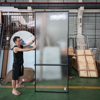 Cloison en verre trempé texturé effet glace moderne, écran à cadre métallique pour projets hôteliers, paroi de séparation décorative pour la confidentialité