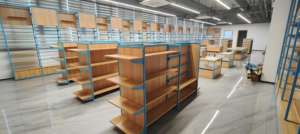 Étagères de supermarché personnalisables en bois et en métal, étagères de présentation de vente au détail robustes pour les épiceries et les centres commerciaux - Product Image 6