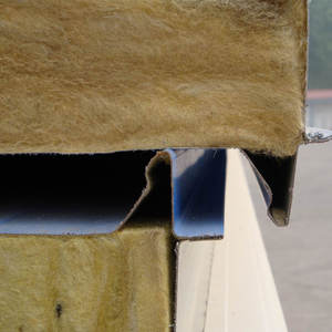 Panneau <span class=keywords><strong>de</strong></span> toiture sandwich en <span class=keywords><strong>laine</strong></span> <span class=keywords><strong>de</strong></span> <span class=keywords><strong>verre</strong></span> <span class=keywords><strong>de</strong></span> 70mm 100mm à isolation thermique plaques sandwich ignifuges - Product Image 3