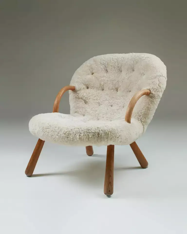 Sedia a sdraio dal Design moderno sedia a vongole in tessuto Teddy struttura in legno massello con braccio per mobili da soggiorno