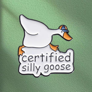 Yaratıcı sevimli karikatür büyük beyaz kaz şekli çinko alaşım damla yağ broş Metal rozeti giyim çanta takı toptan - Product Image 1