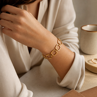 Bracelet ovale personnalisé doré avec finition douce et ronde, bracelet tendance pour les grossistes