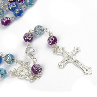Chapelet de perles en plastique à motifs de roses colorées avec chaîne de ton argent Médaille de crucifix religieux Bijoux de dévotion catholique