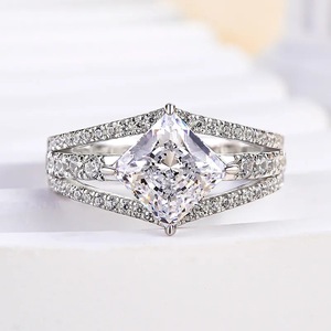 Elegante Anello di Proposta per Matrimonio da Donna, Gioiello Scintillante alla Moda - Product Image 1