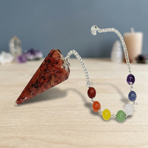 Pendule en forme de crayon sculpté à la main en éclats de cristal de jaspe rouge avec perles de pierres précieuses des chakras, outil de guérison Reiki et de radiesthésie - Product Image 1