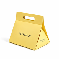 Boîte cadeau en papier de luxe pour cosmétiques, rouge à lèvres, parfum, écharpe, rose, beige, violet, forme triangulaire, avec logo en relief