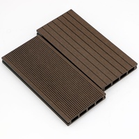 Planche de terrasse en WPC moderne creuse, résistante à l'eau, surface rainurée, épaisseur supérieure à 18 mm, garantie 5 ans