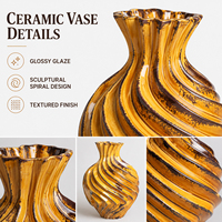 Ensemble de vases en céramique nordique moderne Jossin en jaune ambre avec texture tourbillonnante sculpturale et doubles poignées annulaires pour la décoration de table et de la maison