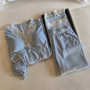 ชุดนอนผ้าฟลีซสำหรับผู้หญิง พร้อมแผ่นรองบรา ผ้าฟลีซบางเบา อุ่นสบาย แต่งขอบลูกไม้หวาน สีนมแอปริคอต ผลิตตามแบบ ODM สำหรับฤดูใบไม้ผลิ ฤดูใบไม้ร่วง และฤดูหนาว - Product Image 4