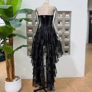 Ensemble de vêtements de boutique : Haut bustier en organza à lacets et baleines, avec <span class=keywords><strong>jupe</strong></span> asymétrique à traîne et effet cintré à la taille - Product Image 3