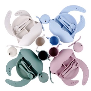 Babero de silicona para bebé, juego de vajilla de 5 piezas con plato con ventosa, cuchara, tenedor y taza para 0-12 meses - Product Image 2