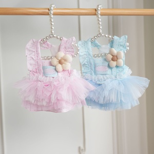 ชุดกระโปรงดอกไม้สำหรับสัตว์เลี้ยงแบบขายส่ง ตกแต่งกลีบดอกไม้ 3 มิติ สายรัดลูกไม้แบบไม่มีแขน กระโปรงผ้าทูลหลายชั้นฟูฟ่อง พร้อมห่วงรูปตัว D สำหรับสุนัข - Product Image 1