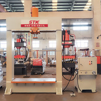 Presse hydraulique à portique personnalisée de 63 tonnes, utilisée pour le formage de matériaux composites et le emboutissage profond de tôles.
