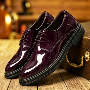 Une paire de chaussures habillées pour hommes sur mesure en cuir verni souple à semelle souple - Product Image 4