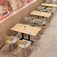 Meubles de café-restaurant, tables en bois, bases en métal, chaises grises et ensemble de bancs rembourrés pour café