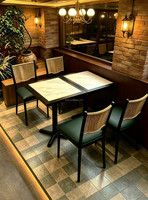 Ensemble de mobilier pour la restauration, table à manger en marbre imperméable, chaise en rotin légère empilable pour le hall d'hôtel, la cafétéria