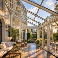 Moderner, angebauter Aluminium-Wintergarten mit schrägem Glasdach, gehärteter Verglasung und umweltfreundlicher Solarbetriebener Terrassenüberdachung für