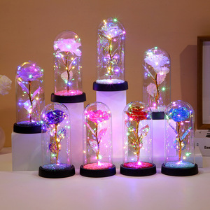 Lampe de nuit romantique en fleurs artificielles, rose en feuille d'or 24 carats sous cloche en verre avec lumières LED et base à paillettes pour la décoration intérieure et les cadeaux - Product Image 1