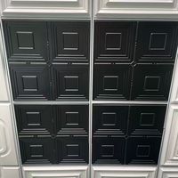 Modèle 3D moderne, imperméable, design géométrique noir pour plafond et mur d'hôtel, bureau, hôpital