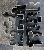 Appuyez sur le cadre de la vitrine. Profils en aluminium pour cadre de vitrine. Utilisé pour la décoration de façades extérieures de bâtiments commerciaux.