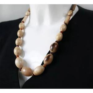 Collar de cuentas redondas hecho a mano de alta calidad, joyería de diseño elegante, collar ligero para ocasiones especiales en venta. - Product Image 2