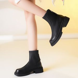 Bottines Chelsea M79151 à bout rond en cuir véritable avec fermeture éclair, semelle extérieure en caoutchouc rehaussante, doublure en microfibre, couleur unie - Product Image 4