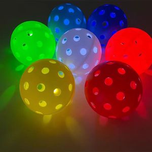 Pelota de Pickleball Titan Led de 74 mm, Verde, 40 Orificios, con Luz para Práctica Nocturna - Product Image 2