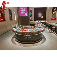 Vitrine de présentation de bijoux de luxe blanc laiteux, table en verre et métal or et noir avec éclairage LED pour mobilier de boutique de détail