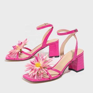 Sandales à talon carré pour femmes, ornées de fleurs en 3D, élégantes, luxueuses et tendance, couleur rose rouge - Product Image 5