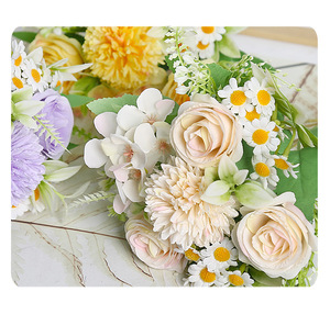 Ramo de Flores Artificiales Mixtas de 30cm - 7 Ramas de Rosas de Seda, Crisantemos e Hortensias para Decoración de Bodas y Fiestas en Casa - Product Image 6