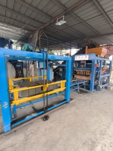 Machine de fabrication de blocs creux en béton vibré Machine à briques à verrouillage automatique en Jamaïque, Malawi - Product Image 3