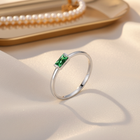 FOXI Best Seller Bague de promesse minimaliste empilable, anti-ternissement, en argent 925 avec émeraude CZ verte, pierre de naissance, cadeau pour femme