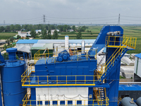 Centrale à asphalte LB3000 avec grand stockage d'agrégats chauds (5+1 bacs, 45m³) et élévateur à chaîne à plaques 260t/h pour un débit élevé