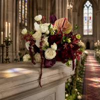 Bola Bunga Hydrangea Hijau Burgundy Ramah Lingkungan yang Elegan dengan Sentuhan Alami untuk Upacara Pernikahan di Gereja Dalam Ruangan dengan Pita Gantung