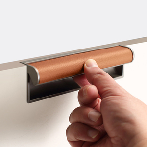 Poignées encastrées invisibles modernes en cuir autocollantes de la même couleur pour tiroirs de placard - Product Image 6