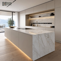 Meubles de cuisine modernes de luxe sur mesure BEIMEI, îlot en chêne cannelé, vitrine d'angle en verre teinté, menuiserie