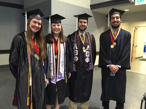 <span class=keywords><strong>Toga</strong></span> e Cappello di <span class=keywords><strong>Laurea</strong></span> Blu Navy USA Università Unisex Opaco per Adulti con Nappa Dorata per Uso Scolastico 100% Poliestere - Product Image 6