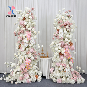 Columnas de Flores Artificiales de Seda Rosa y Blanca, Realistas y Modernas, Personalizables, para Decoraciones y Telones de Fondo de Bodas en Interiores y Exteriores - Product Image 1