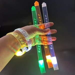 <span class=keywords><strong>LED</strong></span> <span class=keywords><strong>Glow</strong></span> Gậy Vòng đeo tay dây đeo cổ tay cho kỳ nghỉ Nguồn cung cấp bên phát sáng trong bóng tối ánh sáng lên đồ chơi Đảng ủng hộ - Product Image 5