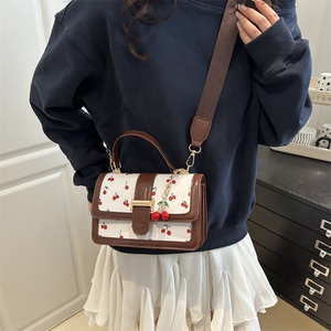 Bolso de Mano Moderno con Estampado de Cerezas, Bolso Cruzado de Piel Sintética para Mujer con Colgante de Cereza - Product Image 3