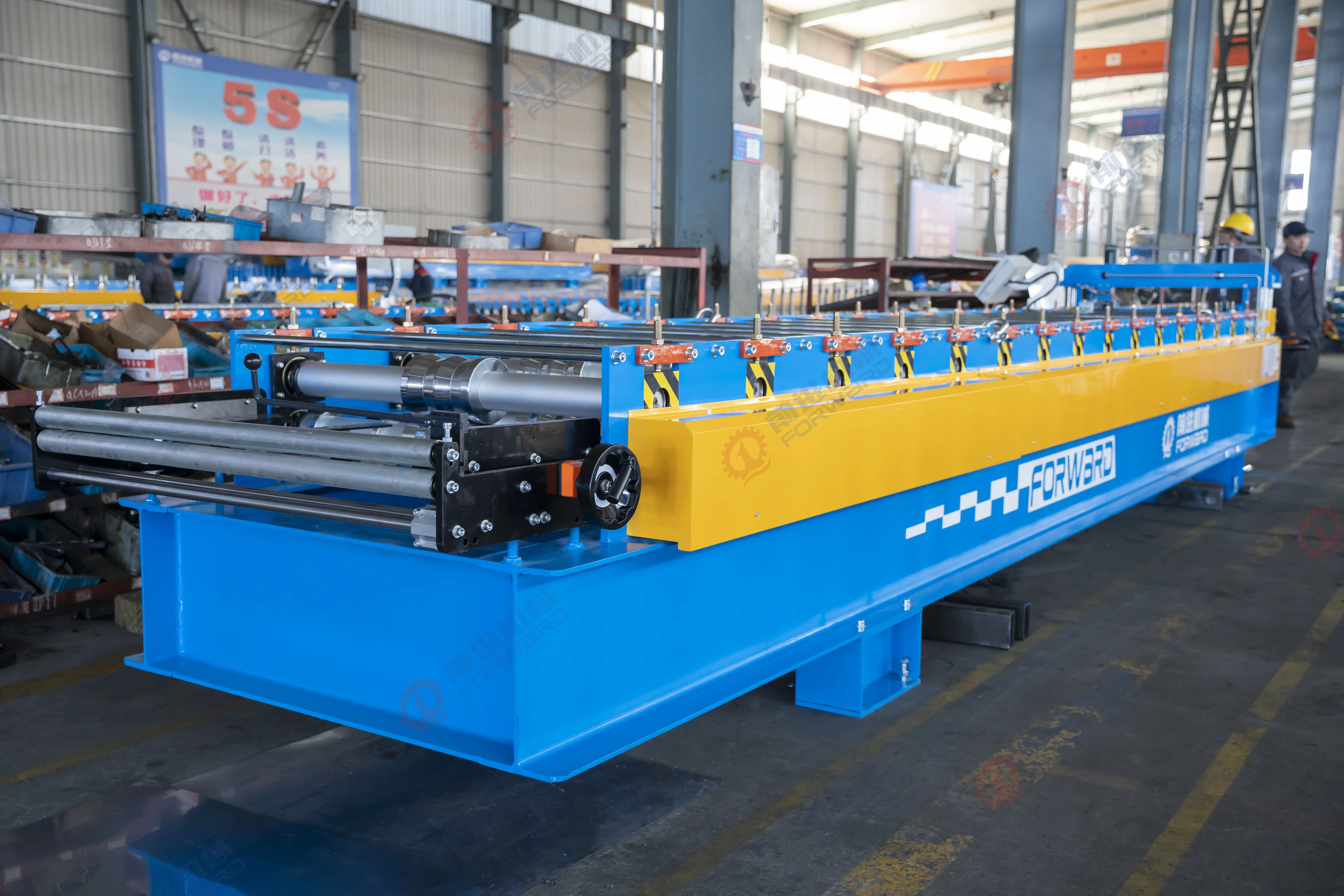 Máquina formadora de rolos para telhados corrugados duráveis FORWARD para produção eficiente