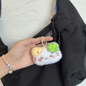 En stock : Accessoires de décoration pour enfants, figurines de chat japonais en dessin animé avec emoji trèfle à quatre feuilles porte-bonheur, pinces à cheveux. - Product Image 1