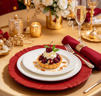 Assiette de présentation en plastique rouge, bord festonné décoratif pour la mise en table de mariage, banquet ou fête