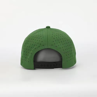 Casquette de golf en polyester imperméable avec logo personnalisé Casquette de baseball verte sport à 5 panneaux avec trous découpés au laser