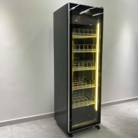 Réfrigérateur à boissons élégant à porte unique, vitrine verticale en verre double vitrage, avec roulettes pivotantes et freins, refroidissement par air